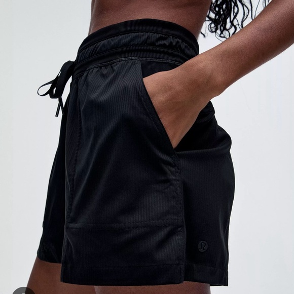 Lululemon Dance Studio Short -Size 8 Black-Good Condition - Picture 2 of 16